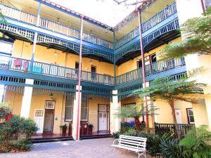 un immeuble d'appartements avec un banc dans la cour dans l'établissement Mary MacKillop Place, à Sydney