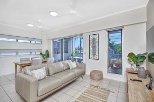 Posezení v ubytování Two-Bedroom Apartment in Cairns City Centre