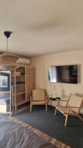 Televisyen dan/atau pusat hiburan di Nomad Lodge