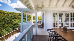 En balkong eller terrasse på Comfortable villa with ample of modern spaces