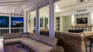 En TV eller et underholdningssystem på Comfortable villa with ample of modern spaces
