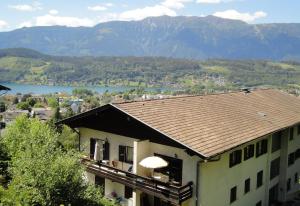 a building with a roof with a view of a mountain at Ferienwohnung Seeblick Aigner in Seeboden
