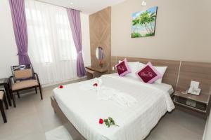 Giường trong phòng chung tại Blue Sky Phu Quoc Hotel