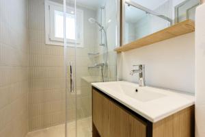 Ένα μπάνιο στο Phaedrus Living Paros Cycladic Residences 4
