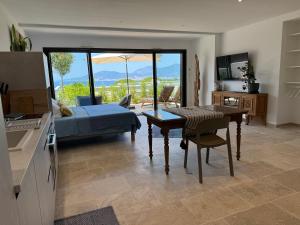 Μια τηλεόραση ή/και κέντρο ψυχαγωγίας στο Domaine LUMISTELLA 2