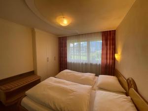 A bed or beds in a room at Haus Zangerl