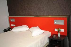 Postel nebo postele na pokoji v ubytování Hotel Des Roses