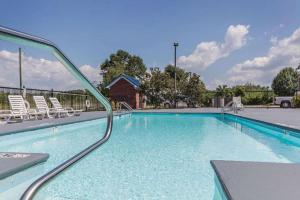a large swimming pool with chairs at Quality Inn Calera I-65 exit 231 in Calera