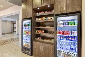 トロントにあるBest Western Plus Executive Innの冷蔵庫(たくさんの水とソーダ付)