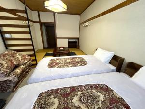 松之木亭酒店客房内的一张或多张床位
