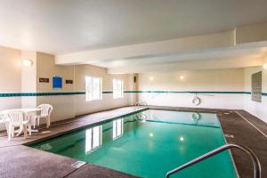 KeizerにあるRodeway Inn Salem Northgateの建物内の大きなプール +48枚の写真