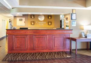 a large wooden bar in a hotel lobby at Comfort Inn Lincoln I-80 in Arbor