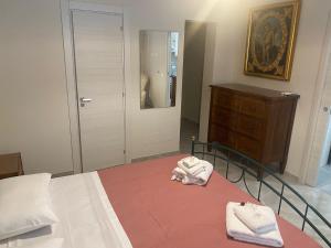 a bedroom with a bed with towels on it at 4 Seasons in Altavilla Milicia