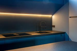 A cozinha ou cozinha compacta de Cyberdeck for big groups