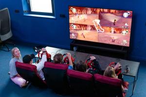 Uma TV ou centro de entretenimento em Cyberdeck for big groups
