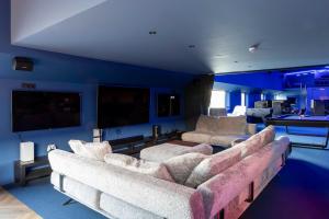 Uma TV ou centro de entretenimento em Cyberdeck for big groups