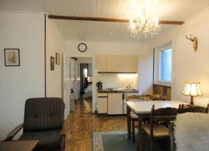 un salon avec une table et une cuisine dans l'établissement Ferienwohnung Waldchalet Aigner, à Seeboden