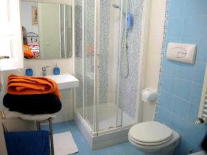 une salle de bain avec une douche, des toilettes et un lavabo dans l'établissement La Casa Di Ermelinda, à Reggio de Calabre 26 autres photos
