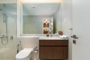 Koupelna v ubytování Stylish 1BR Apartment in La Mer Dubai with Balcony and Partial Marina Views