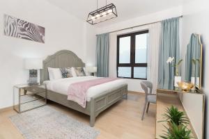 Postel nebo postele na pokoji v ubytování Stylish 1BR Apartment in La Mer Dubai with Balcony and Partial Marina Views