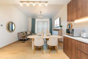 Kuchyň nebo kuchyňský kout v ubytování Stylish 1BR Apartment in La Mer Dubai with Balcony and Partial Marina Views