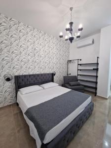 Postel nebo postele na pokoji v ubytování Antico Palazzo del Corso by Home Dardano