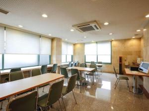 a classroom with tables and chairs in a room at APA Hotel Nishimaizuruekimae in Kuradani
