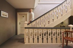 Ein Mann geht die Treppe hinauf in einem Haus in der Unterkunft Willa Deco Sopot by Downtown Apartments in Sopot + 42 Fotos