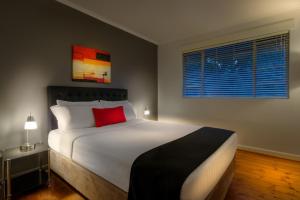 Un pat sau paturi într-o cameră la Crest On Barkly Serviced Apartments