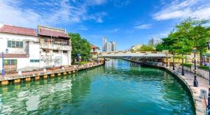 マラッカにあるHotel Bao Shuの建物と橋のある都市の川