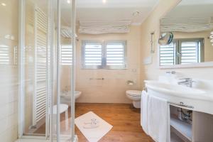 Phòng tắm tại Caravel Bike Hotel