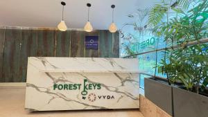 un contatore di chiavi della foresta in una stanza con piante di Forest Keys By VYDA a Bangalore