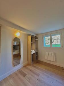 an empty room with a large mirror in a room at Villa d'exception au bord du lac in La Teste-de-Buch