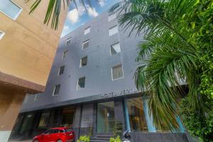 un'auto rossa parcheggiata davanti a un edificio di OPO VERTU Premium Delhi Aerocity a Nuova Delhi Altre 10 foto