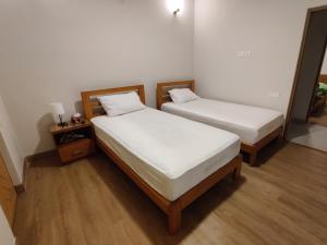 Pine Edge by T2R - Luxury Duplex Apartment Private Parking & Stunning Views in Khaira Gali near to Nathia Gali & Muree客房内的一张或多张床位