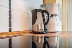 Příslušenství pro přípravu čaje a kávy v ubytování Ferienwohnung 'Sonneck'