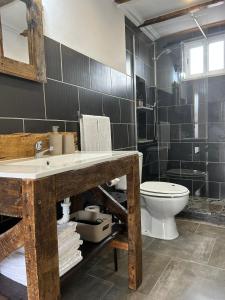a bathroom with a sink and a toilet at Pé na Terra Terraço in Reguengos de Monsaraz +17 photos