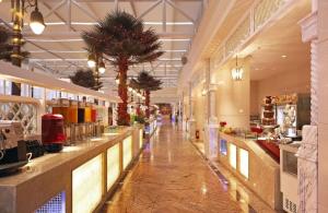 a long aisle in a store with a palm tree at Chongqing Sunshine Continental Grand Hotel in Chongqing