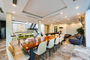 a large dining room with a long table and chairs at Flamingo dai lai resort - Hilltop H2 12 in Kon Rung (1)