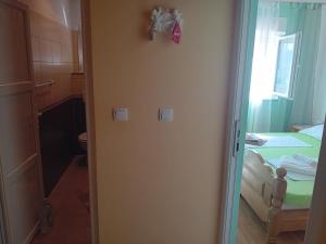 D,apartman' ulica pušća 51, 51513 Omišalj客房内的一张或多张床位