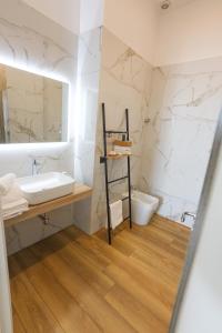 un bagno con un lavandino, una vasca e uno specchio di 49 Downtown Pompeii a Pompei
