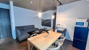 a living room with a table and a couch at Villa Shunten in Wada