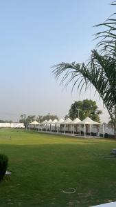 Taman di luar Nandgaon Resort +1 gambar