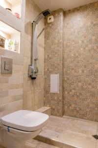 Un baño con inodoro y ducha en Ваканционен апартамент Делфин 14 Holiday Apartment Dolphin 14, en Kavarna 28 fotos más