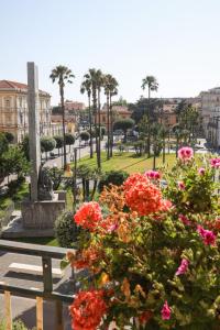 un parco con fiori, panchina e palme di 49 Downtown Pompeii a Pompei Altre 37 foto