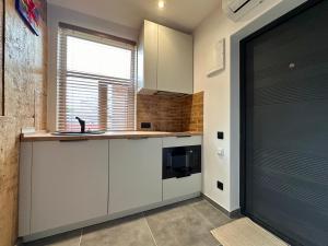 Η κουζίνα ή μικρή κουζίνα στο Modern Near Beach & Centre 1BR with AC and Free Parking