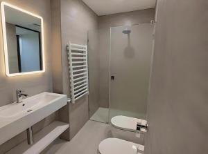 Sauze d'OulxにあるLift Hotelのトイレ、洗面台、シャワー付きのバスルーム