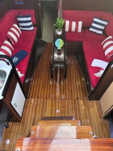 Una vista aérea de un barco con una cama y una mesa. en Lisbon Cosy Boat, en Lisboa