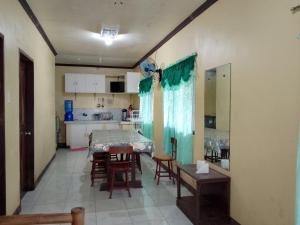 Kuchyň nebo kuchyňský kout v ubytování July's Haven Seaside Pension Camiguin + 37 fotografií