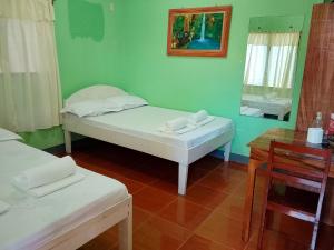 Postel nebo postele na pokoji v ubytování July's Haven Seaside Pension Camiguin